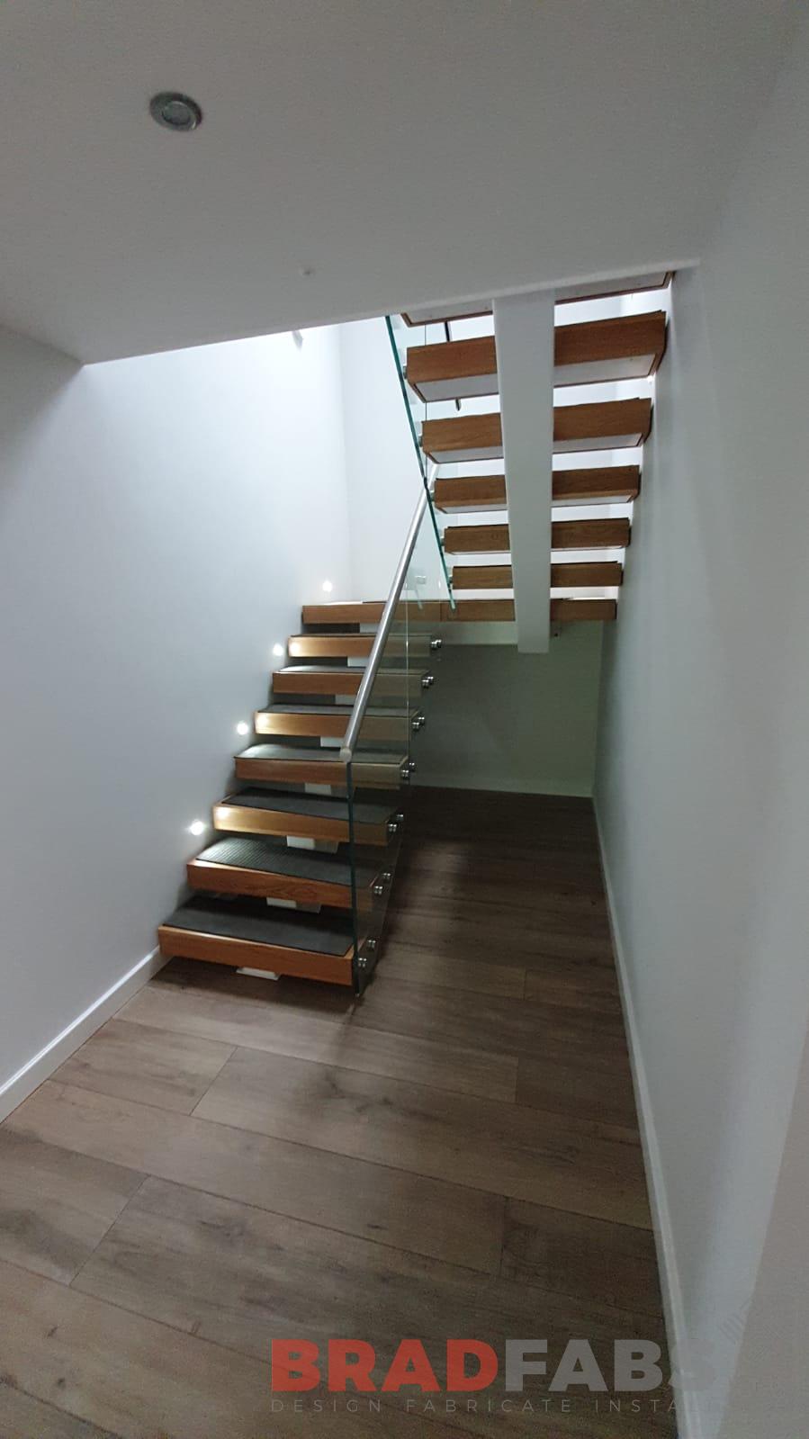 Straight staircase with 48.3 dia stainless steel handrail and infinity glass, complete with oak treads 