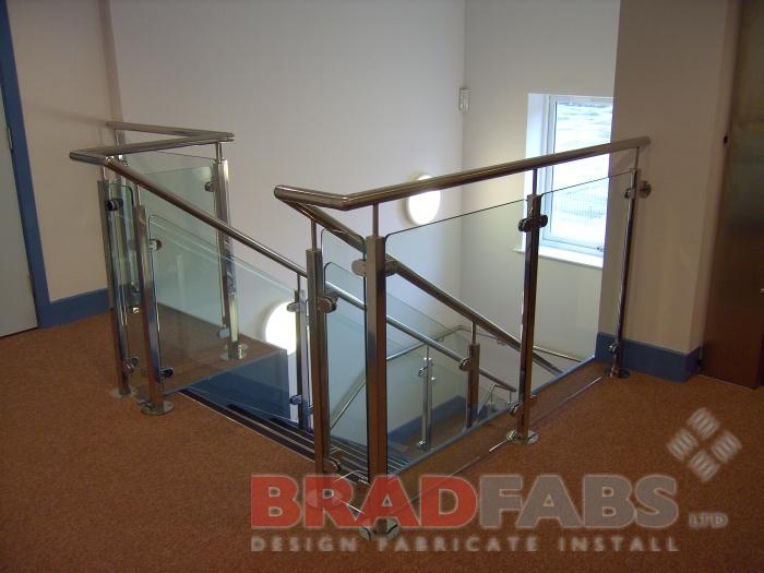 Symfonie draai Nebu Stainless steel and glass balustrade on doctors surgery staircase