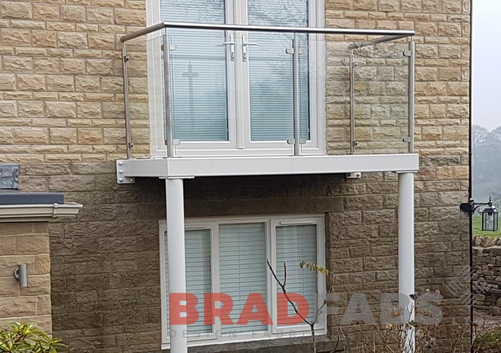 Garden Balcony with Stainless Steel and Glass Balustrade
