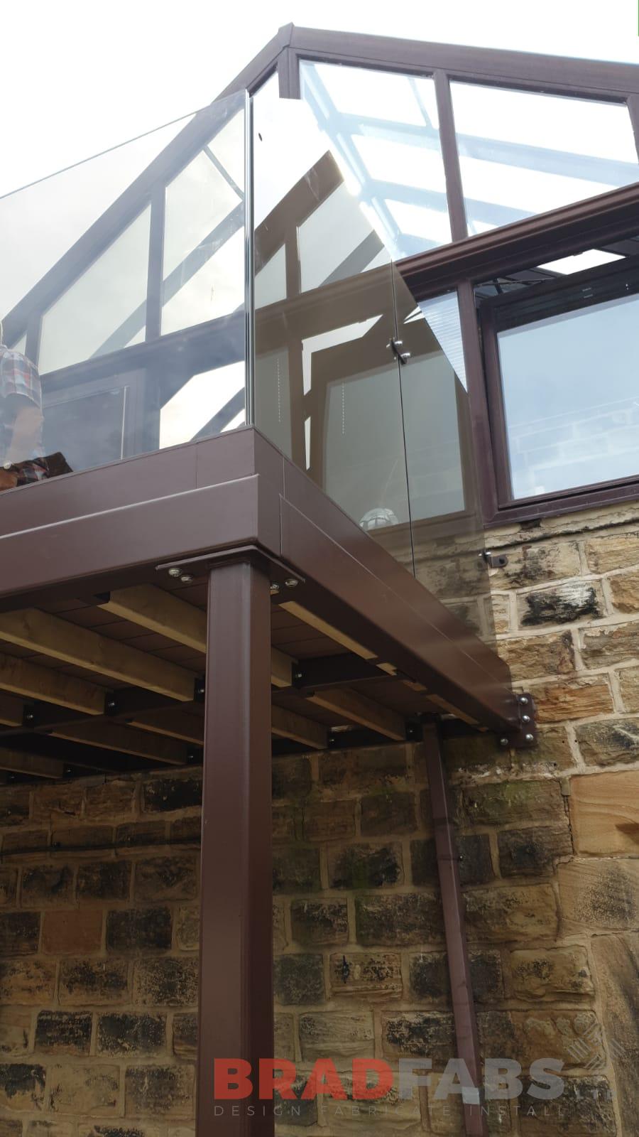 Bradfabs balcony with legs, stainless steel balustrade