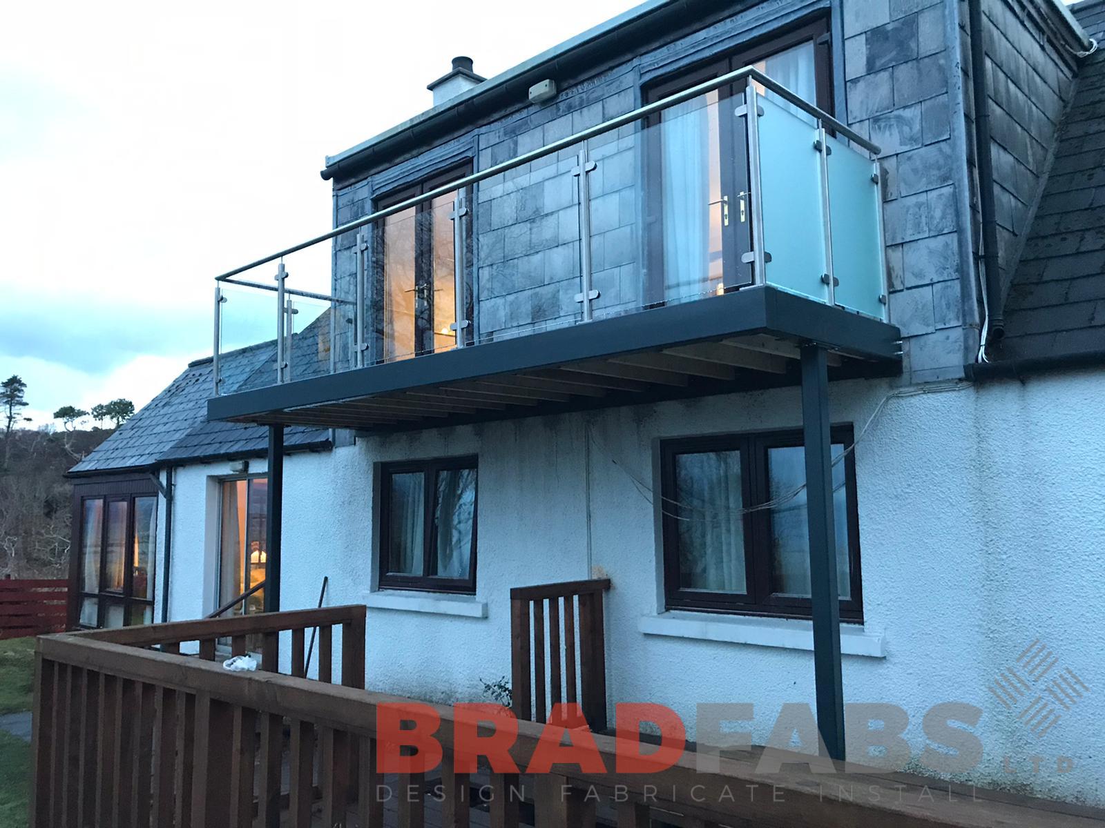 Bradfabs balcony with legs, stainless steel balustrade