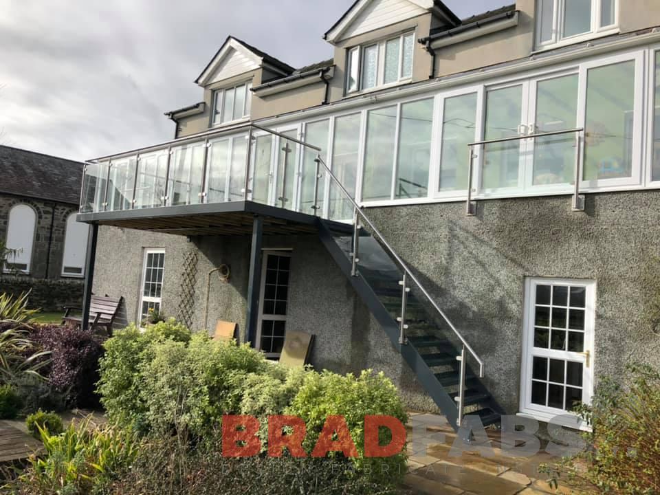 Bradfabs balcony with legs, stainless steel balustrade