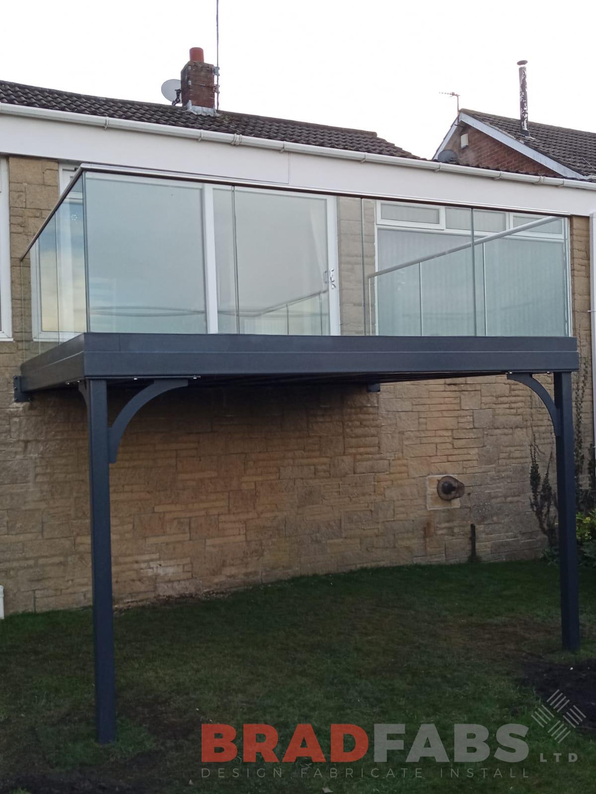 Bradfabs balcony with legs, stainless steel balustrade