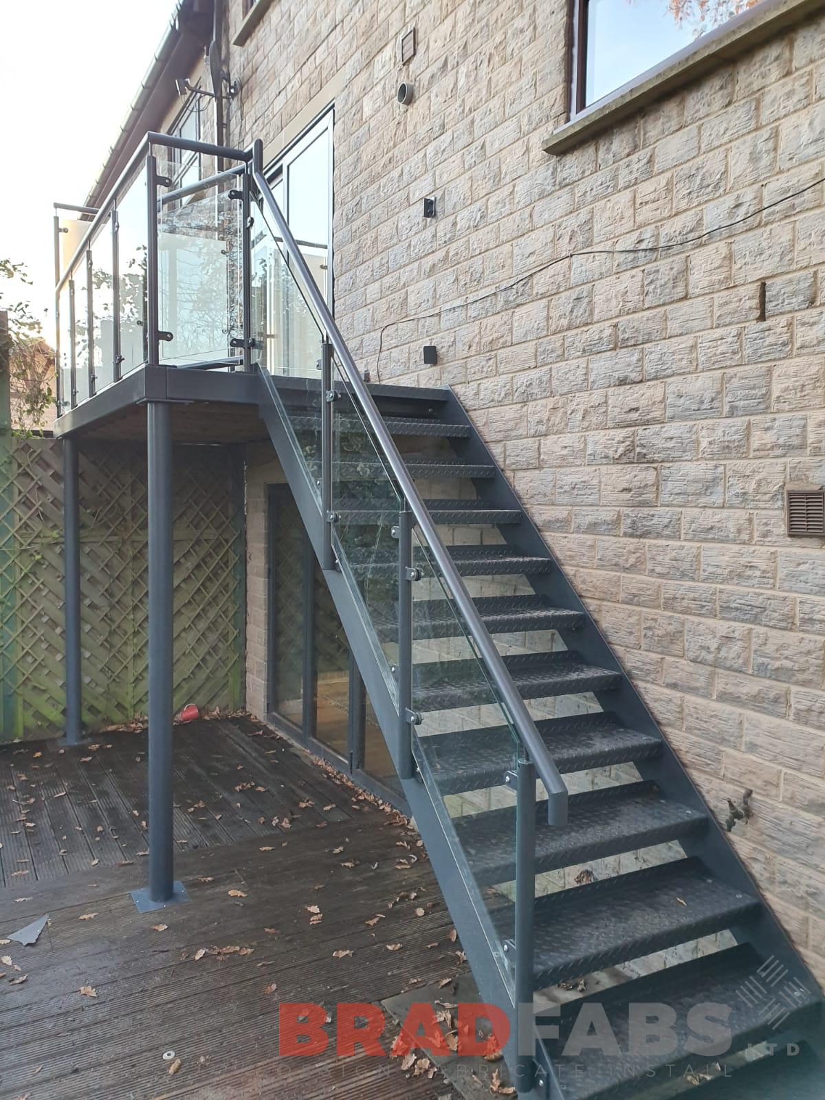 Bradfabs balcony with legs, stainless steel balustrade