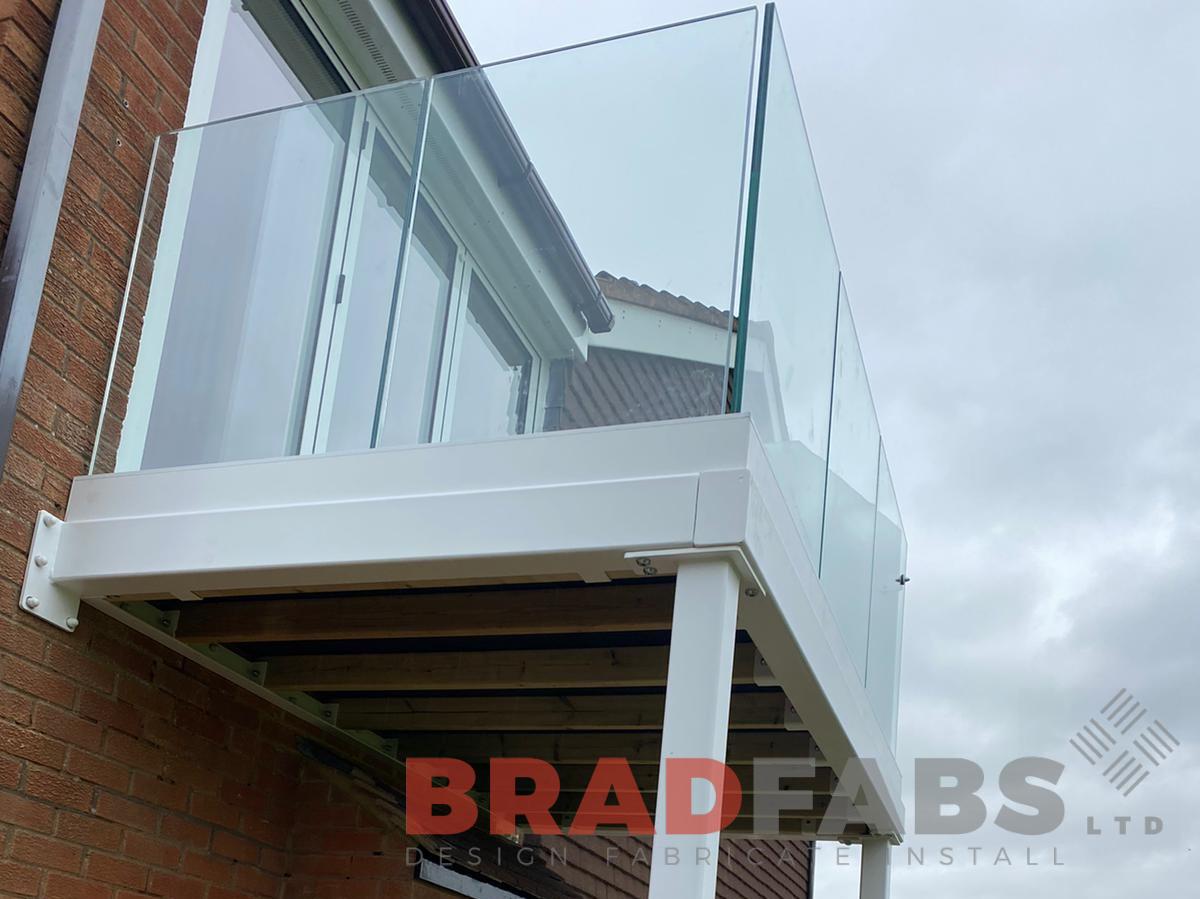 Bradfabs, steel balcony, glass balustrade, privacy screen on balcony, metal balcony, bespoke projects 