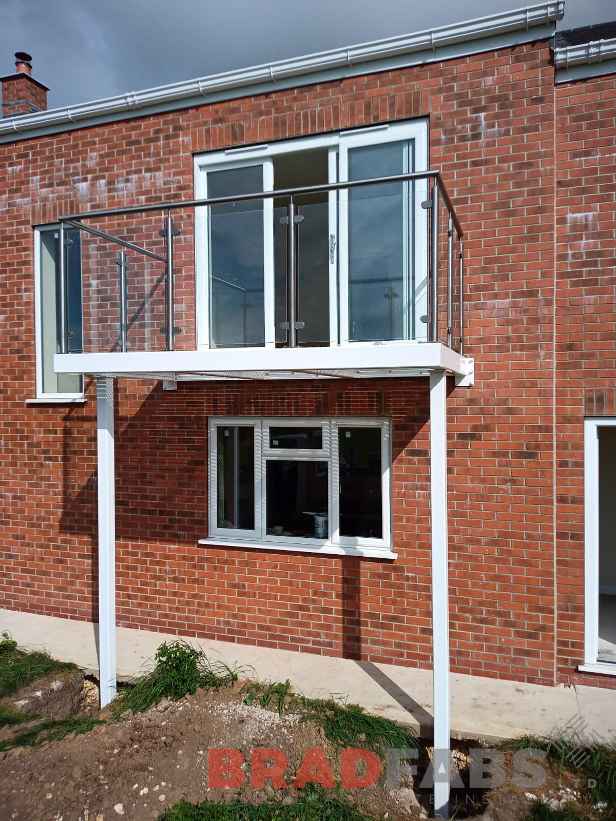 Bradfabs balcony with legs, stainless steel balustrade