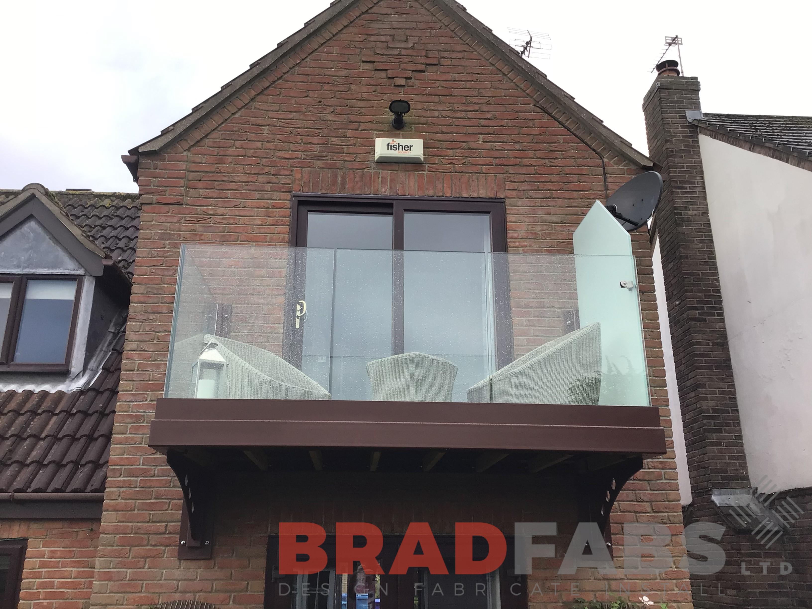 Bradfabs, cantilevered balcony, bespoke balcony, privacy screen, infinity glass balustrade, channel system infinity glass 