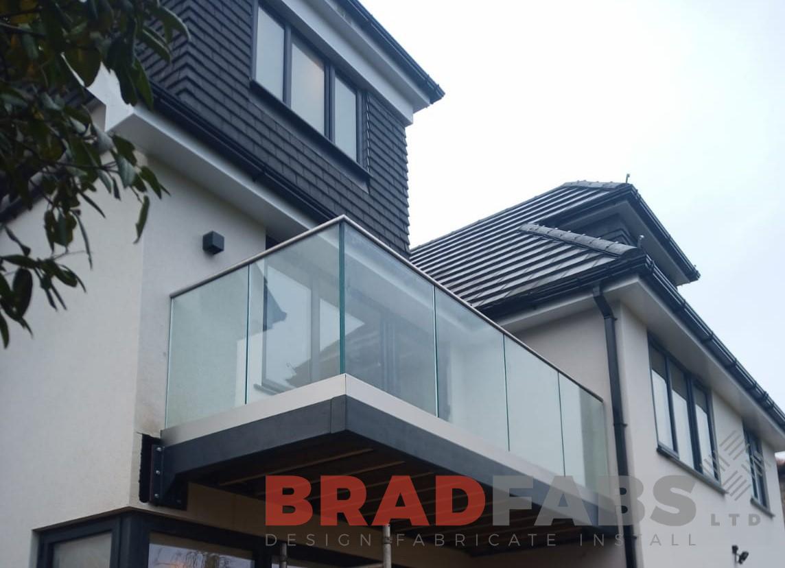Bradfabs, balcony, cantilevered balcony, glass balustrade, stainless steel top rail 
