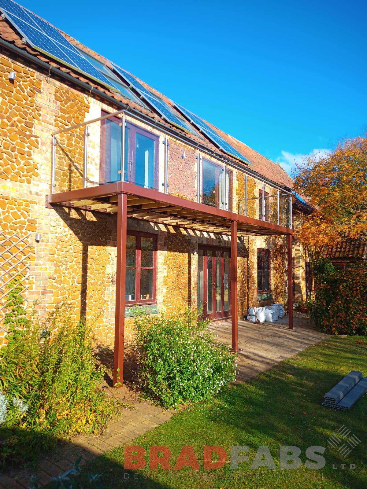 Bradfabs balcony with legs, stainless steel balustrade