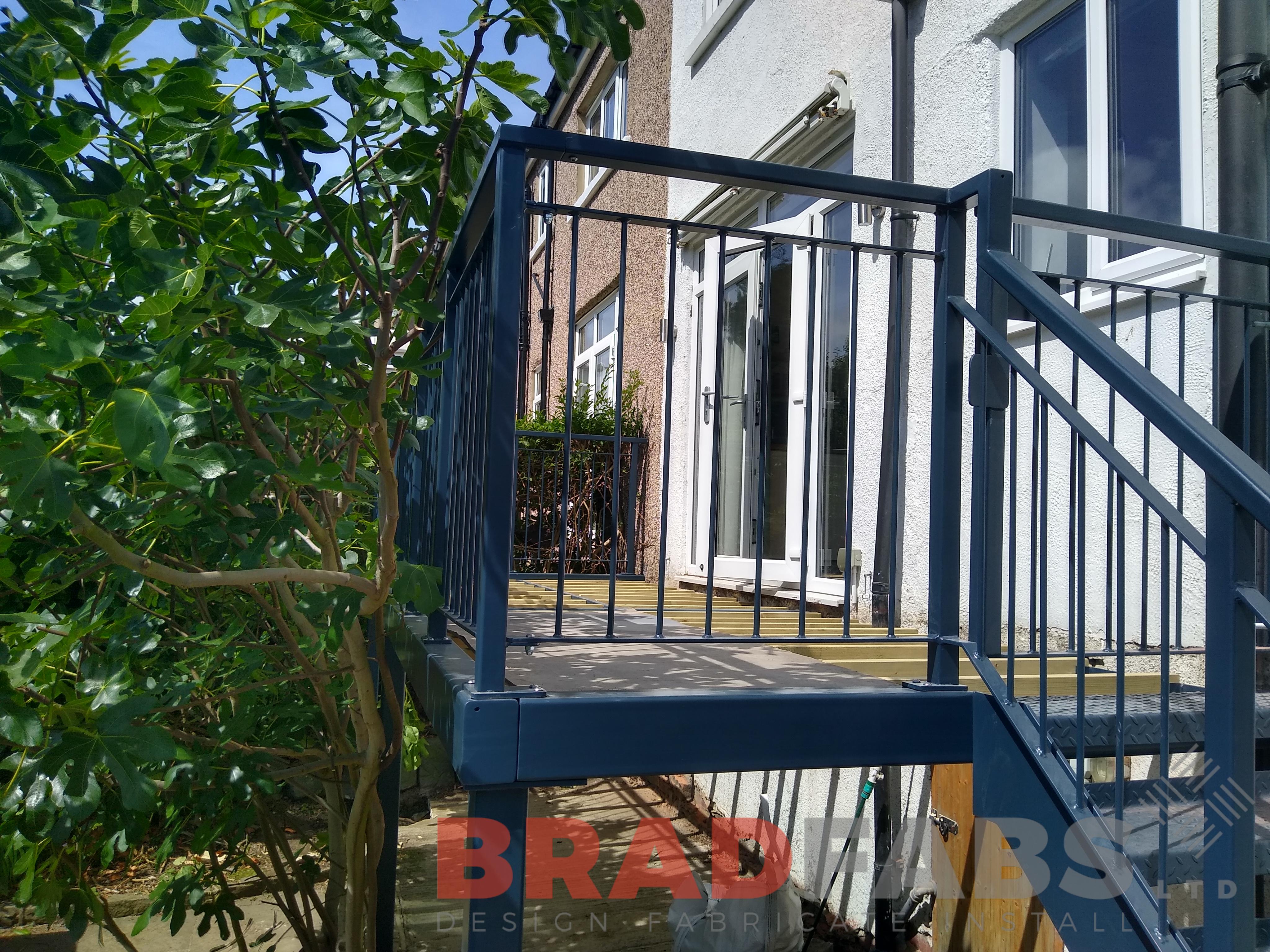 Bradfabs balcony with legs, stainless steel balustrade