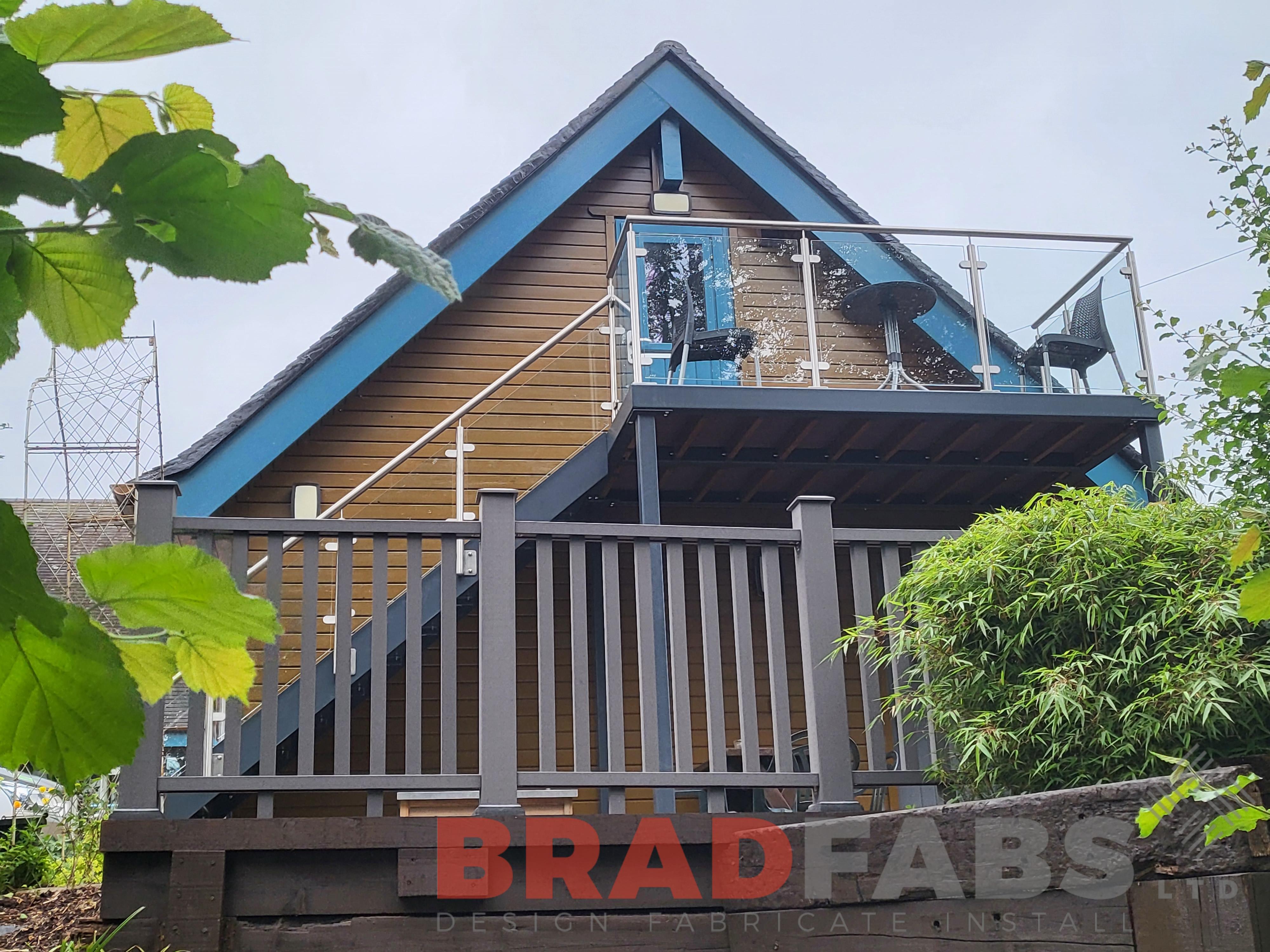 Bradfabs balcony with legs, stainless steel balustrade