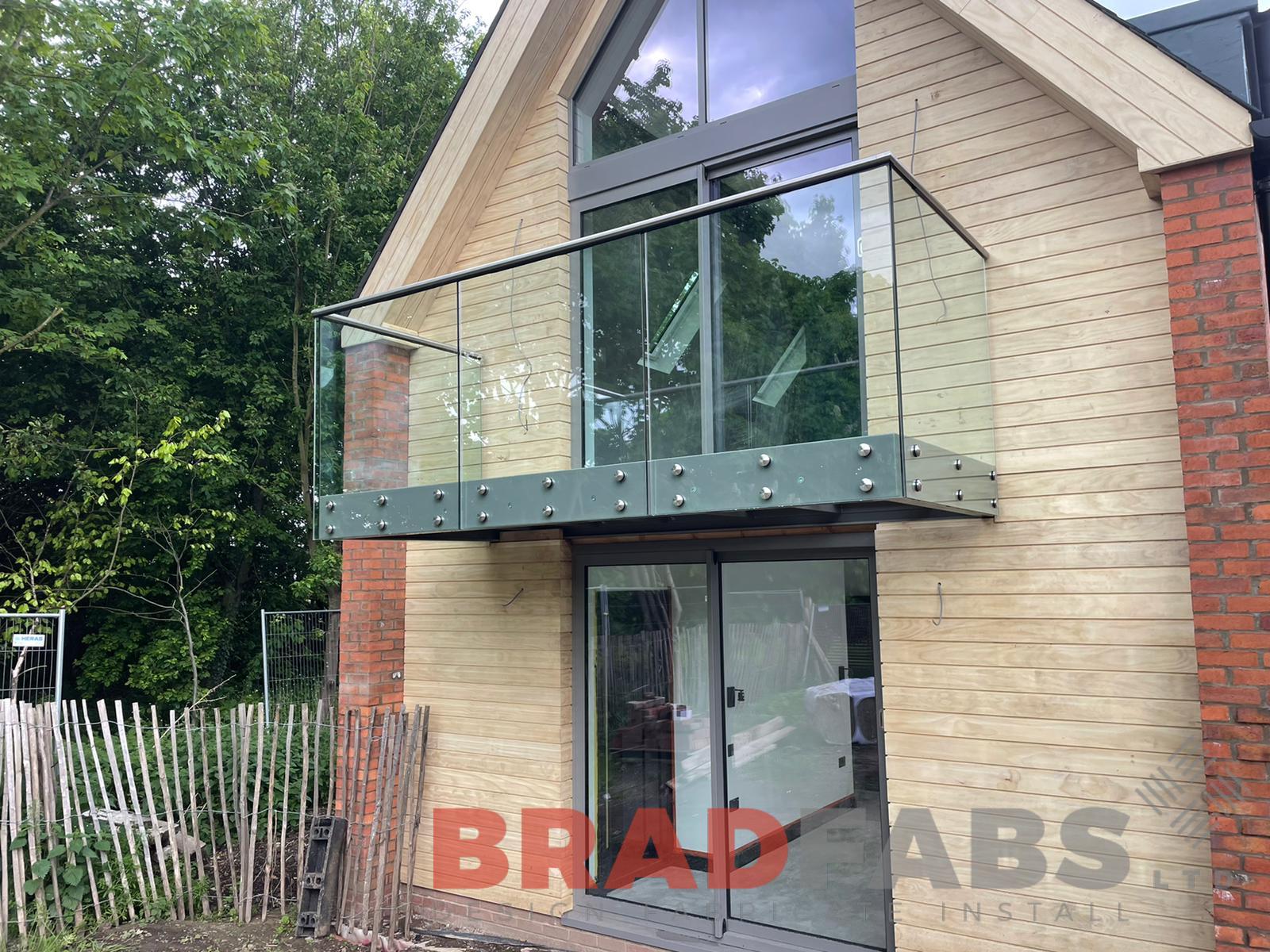 Bradfabs, balcony, cantilevered balcony, infinity glass, stainless steel top rail, composite decking 