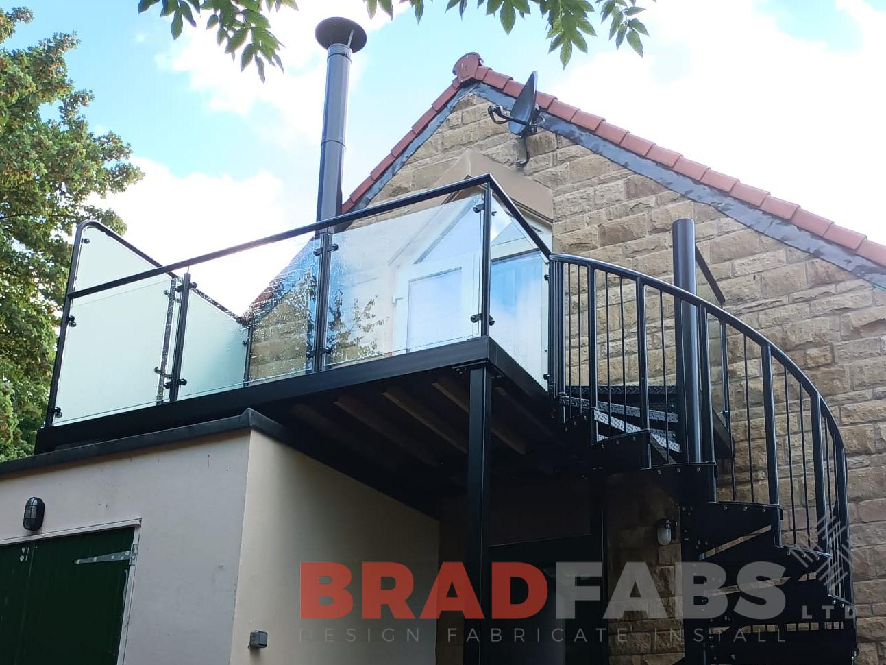 Bradfabs balcony with legs, stainless steel balustrade