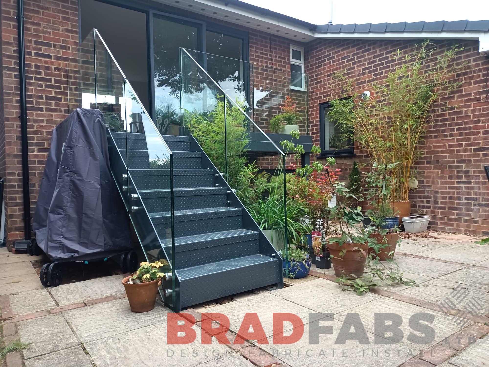 Bradfabs balcony with legs, stainless steel balustrade