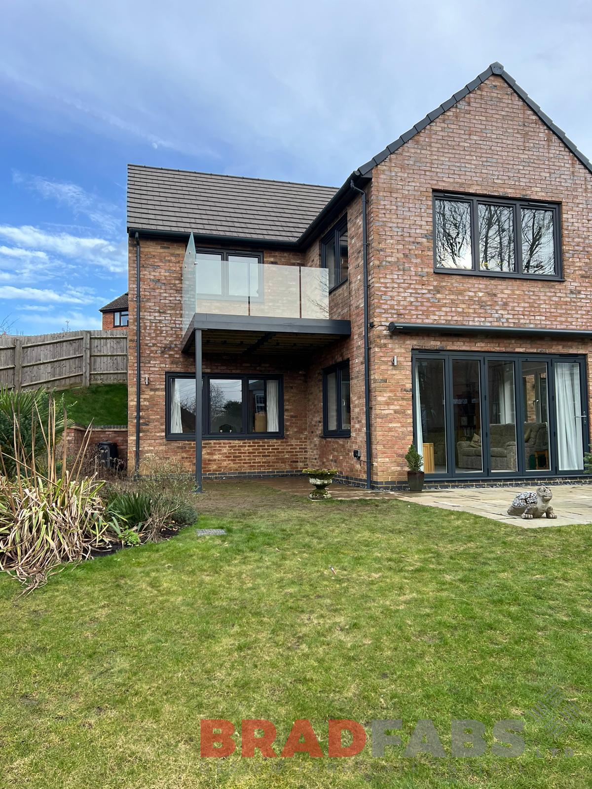 Balcony with one support leg and glass balustrade, complete with privacy screen 