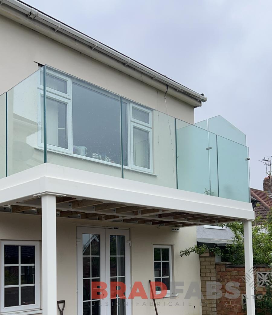 Balcony with support legs and glass balustrade 