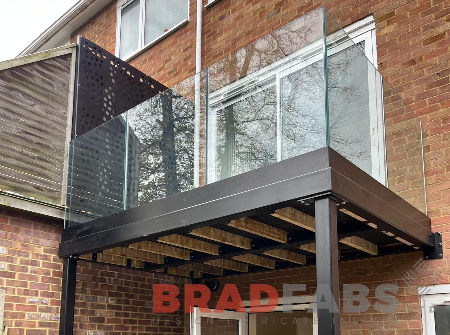 Balcony with laser cut privacy screen, steel balcony with glass balustrade 