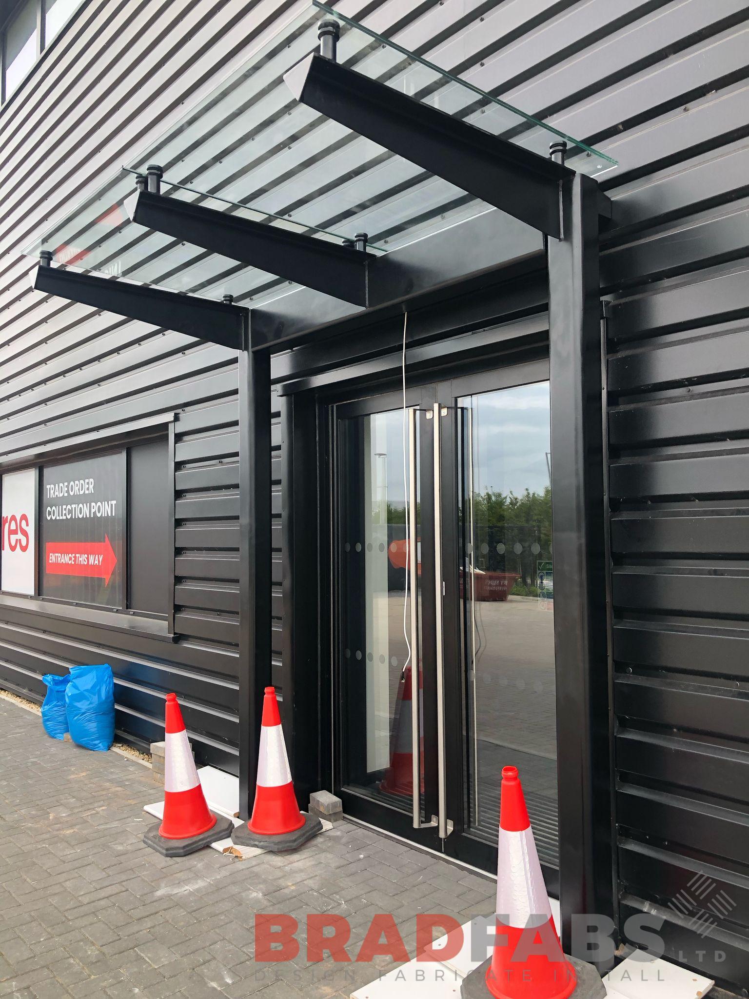 Cantilevered canopy with steel and glass by Bradfabs